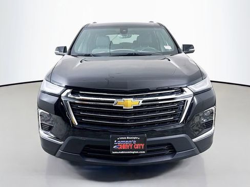 Used 2023 Chevrolet Traverse LT image 2
