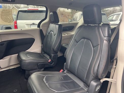 Used 2017 Chrysler Pacifica Touring-L image 20