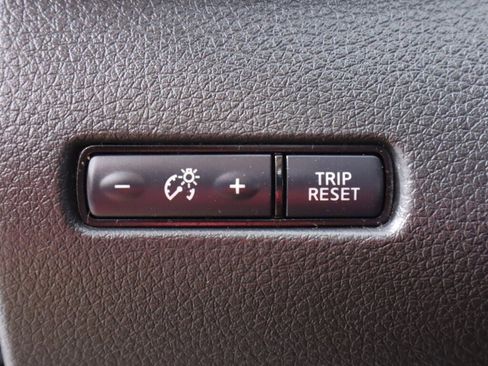 Used 2020 Nissan Rogue Sport S image 11