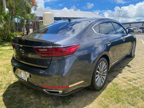 Used 2017 Kia Cadenza Premium w/ Luxury Package FWD image 7