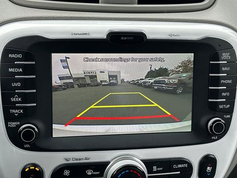 Used 2017 Kia Soul EV + image 19