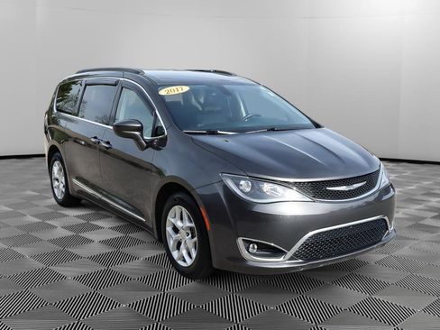 Used 2017 Chrysler Pacifica Touring-L w/ Tire & Wheel Group FWD image 9