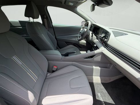 Certified 2025 Hyundai Elantra Sport FWD image 36
