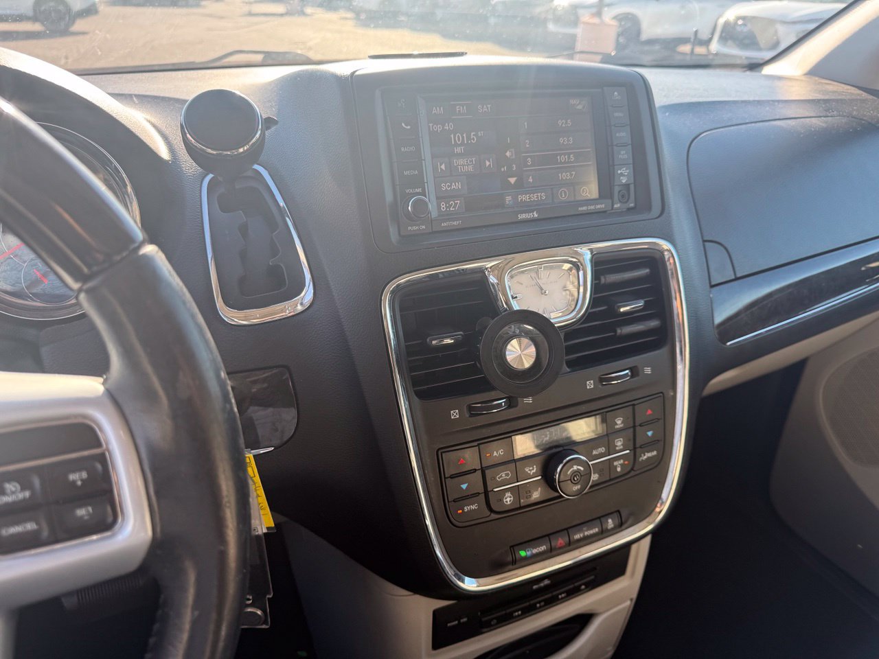 Used 2013 Chrysler Town & Country Limited w/ Luxury Group FWD image 18