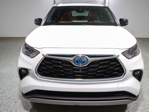 Used 2023 Toyota Highlander Platinum FWD image 4