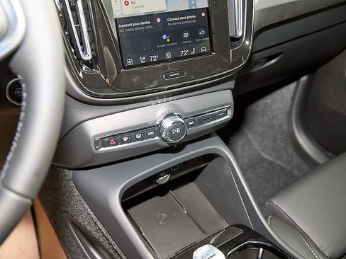 New 2026 Volvo XC40 B5 Ultra w/ Climate Package image 16