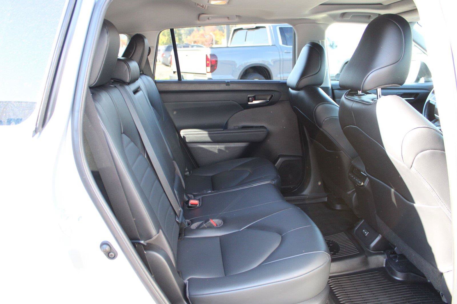 Used 2022 Toyota Highlander XLE AWD/4WD image 15