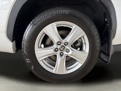 Used 2024 Toyota Highlander LE image 39