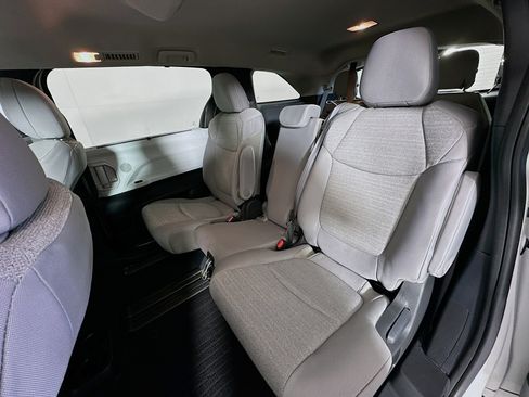 Used 2025 Toyota Sienna LE image 28