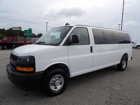 Used 2025 Chevrolet Express 3500 LS RWD image 3