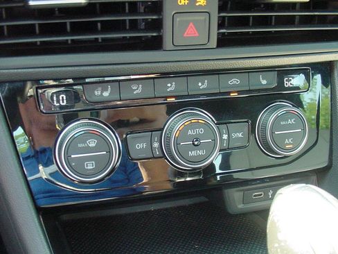 Used 2020 Volkswagen Jetta R-Line w/ R-Line Cold Weather Package image 18
