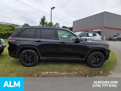 Used 2025 Jeep Grand Cherokee Altitude AWD/4WD image 17