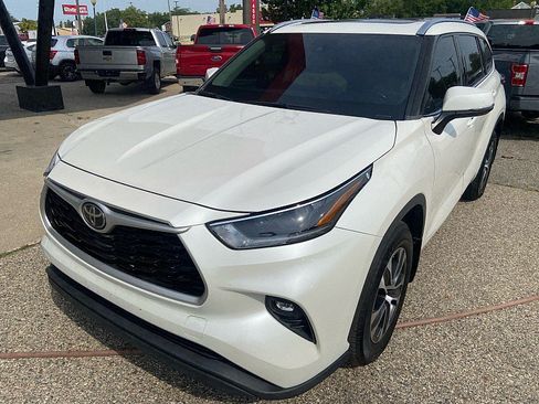 Used 2021 Toyota Highlander XLE AWD/4WD image 9