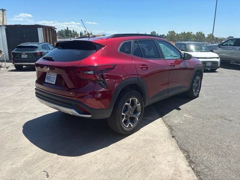 Used 2025 Chevrolet Trax LT FWD image 3