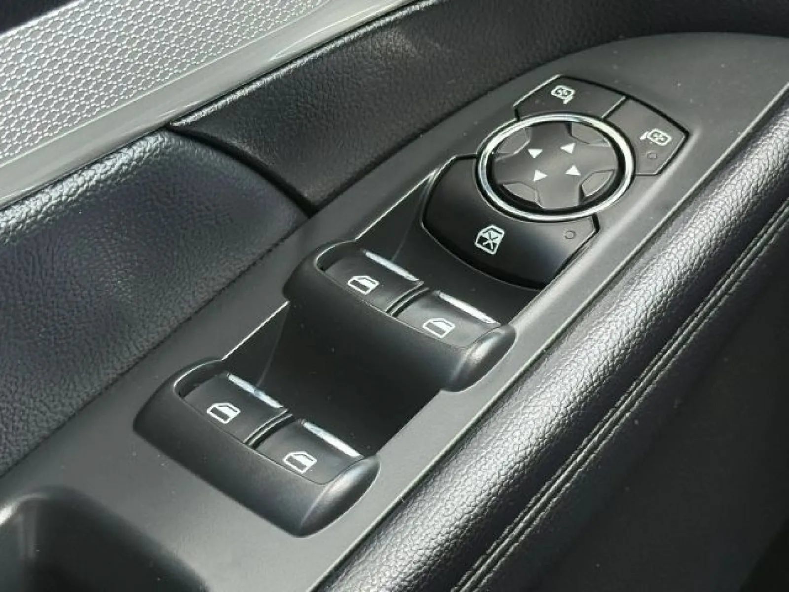Used 2017 Ford Explorer XLT AWD/4WD image 31