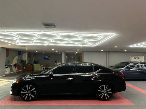 Used 2019 Nissan Altima 2.5 Platinum FWD image 3