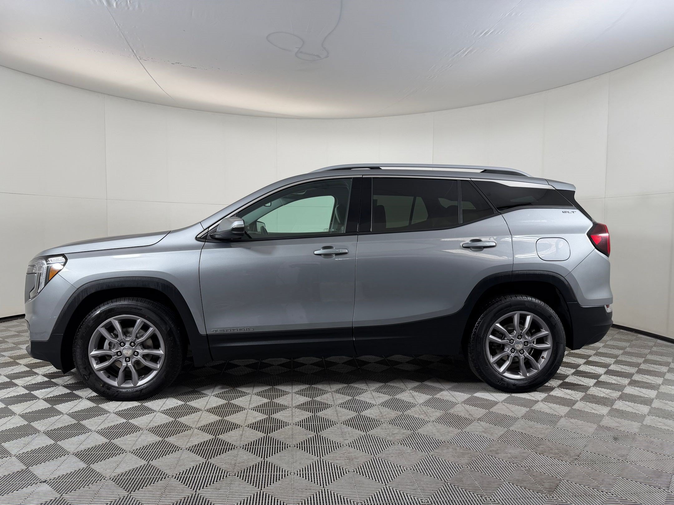 Used 2024 GMC Terrain SLT AWD/4WD image 2