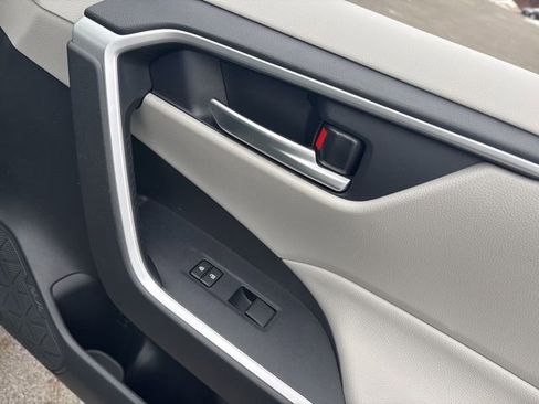 Used 2021 Toyota RAV4 XLE w/ Convenience Package image 10