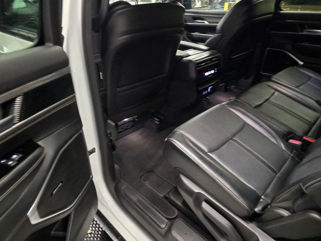 Used 2024 Jeep Wagoneer Series II w/ Flexible Seating Group AWD/4WD image 31