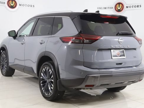 Used 2025 Nissan Rogue SL w/ Tech Package FWD image 4