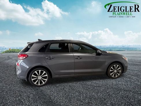 Used 2018 Hyundai Elantra GT FWD image 11