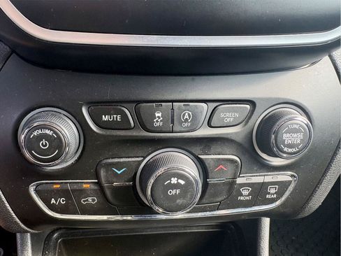 Used 2020 Jeep Cherokee Latitude w/ Cold Weather Group AWD/4WD image 15
