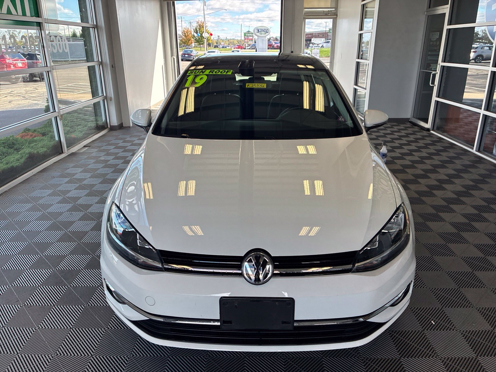 Used 2019 Volkswagen Golf 4-Door FWD image 2