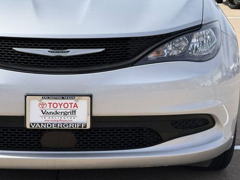 Used 2023 Chrysler Voyager LX image 8