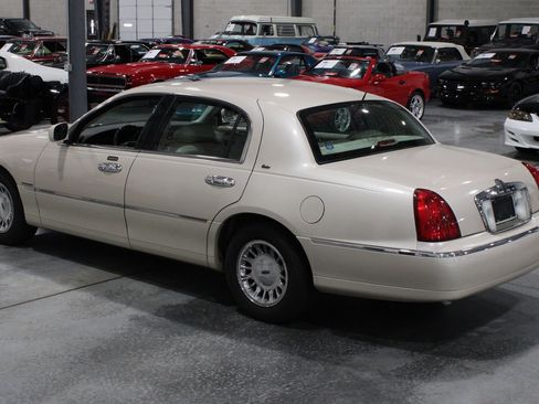 Used 1999 Lincoln Town Car Cartier RWD image 32