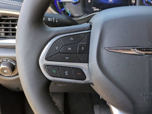 Used 2025 Chrysler Pacifica Select FWD image 17
