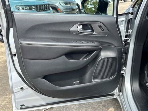 New 2026 Chrysler Pacifica Select FWD image 16