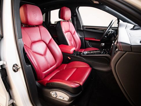 Certified 2023 Porsche Macan AWD/4WD image 29