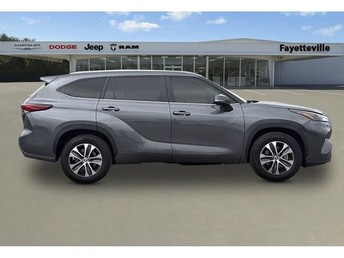 Used 2023 Toyota Highlander XLE image 2