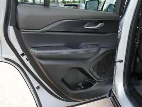 Used 2025 Jeep Grand Cherokee Laredo RWD image 17