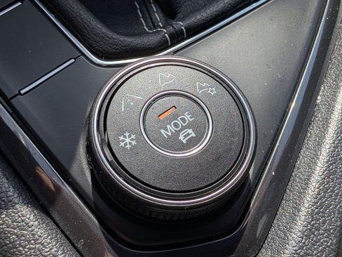 Certified 2022 Volkswagen Tiguan SE image 33