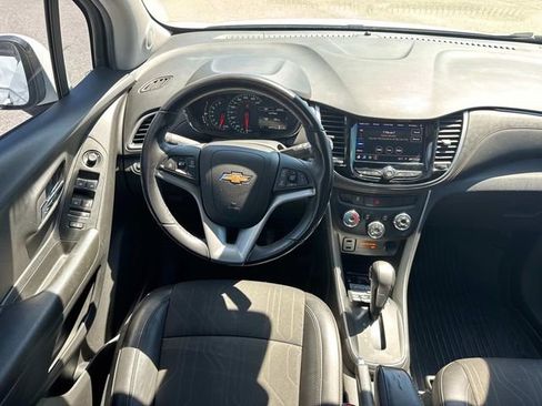 Used 2022 Chevrolet Trax LT w/ LT Convenience Package AWD/4WD image 17