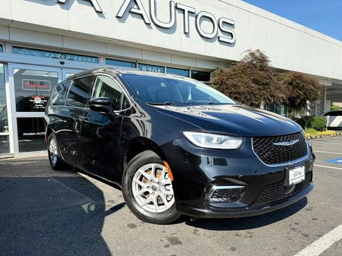 Used 2022 Chrysler Pacifica Touring-L FWD image 1