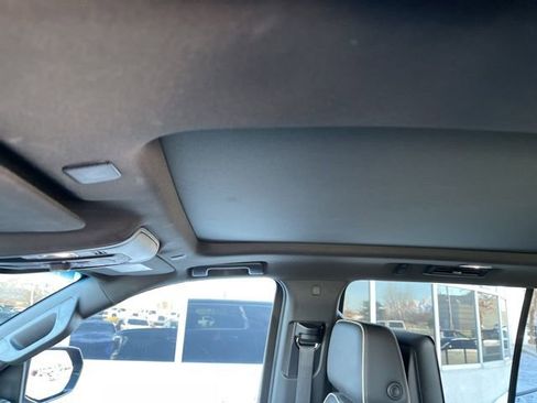 Used 2022 GMC Yukon XL SLT w/ SLT Premium Package image 12