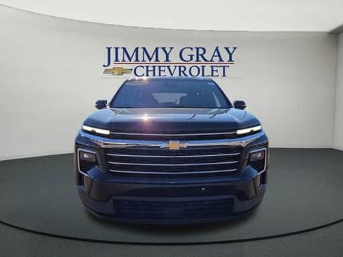 Used 2025 Chevrolet Traverse LT image 8