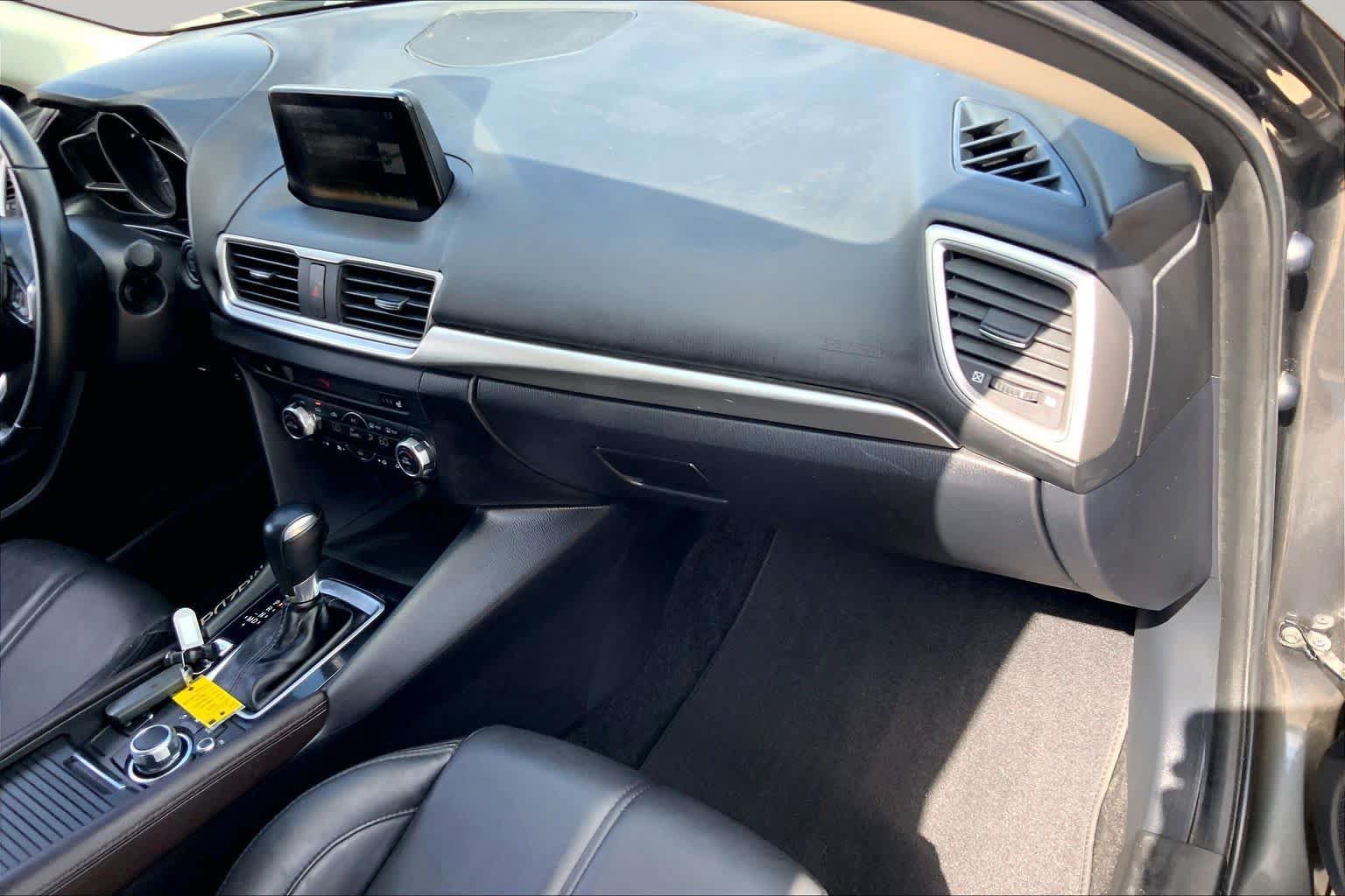 Used 2018 MAZDA MAZDA3 Touring FWD image 19