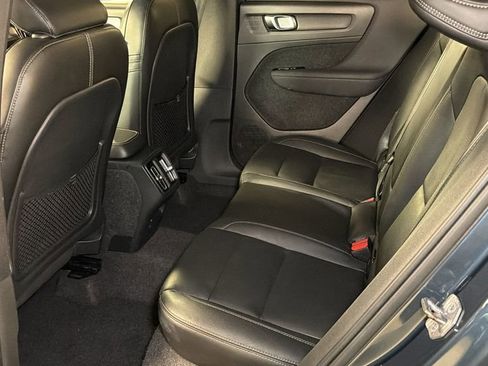 Used 2021 Volvo XC40 T5 Momentum w/ Premium Package image 16