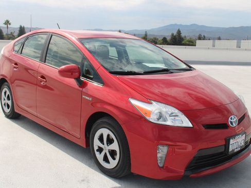 Used 2014 Toyota Prius Three FWD image 2