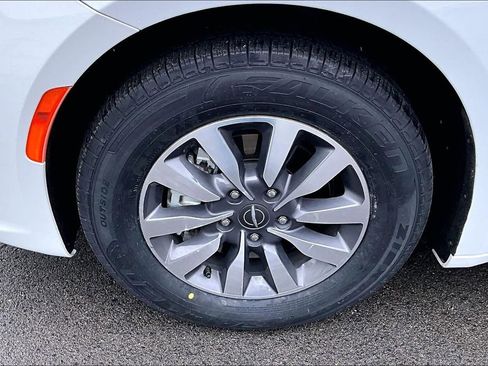 Used 2023 Chrysler Pacifica Touring-L image 9