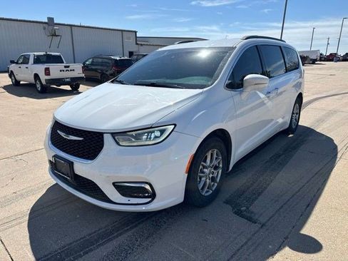 Used 2021 Chrysler Pacifica Touring w/ Uconnect Theater Family Group FWD image 3