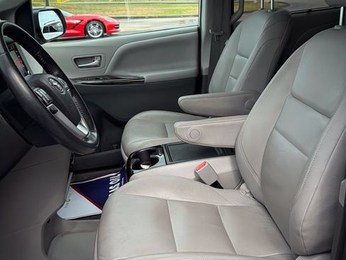 Used 2020 Toyota Sienna XLE AWD/4WD image 19