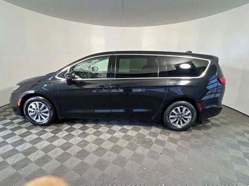 Certified 2023 Chrysler Pacifica Touring-L FWD image 5
