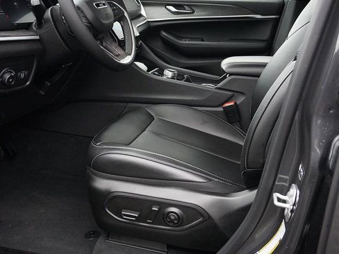 Used 2025 Jeep Grand Cherokee Limited image 30