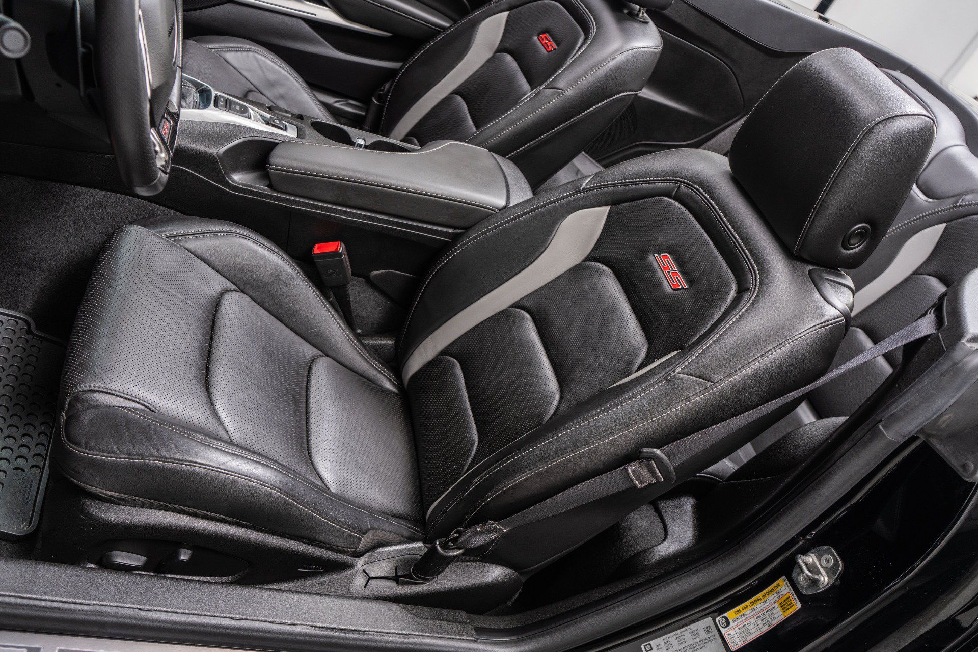 Used 2018 Chevrolet Camaro SS RWD image 24
