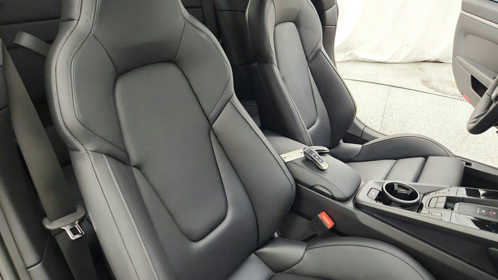 Used 2025 Porsche 911 Carrera RWD image 25
