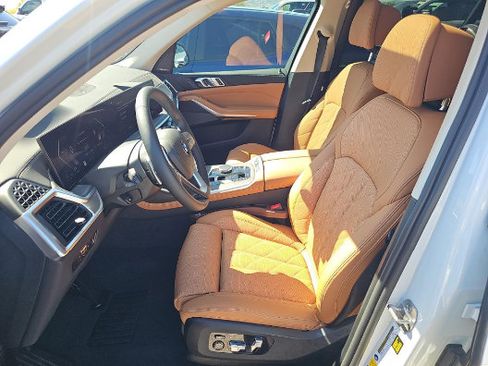 Used 2023 BMW X7 xDrive40i w/ Premium Package AWD/4WD image 3